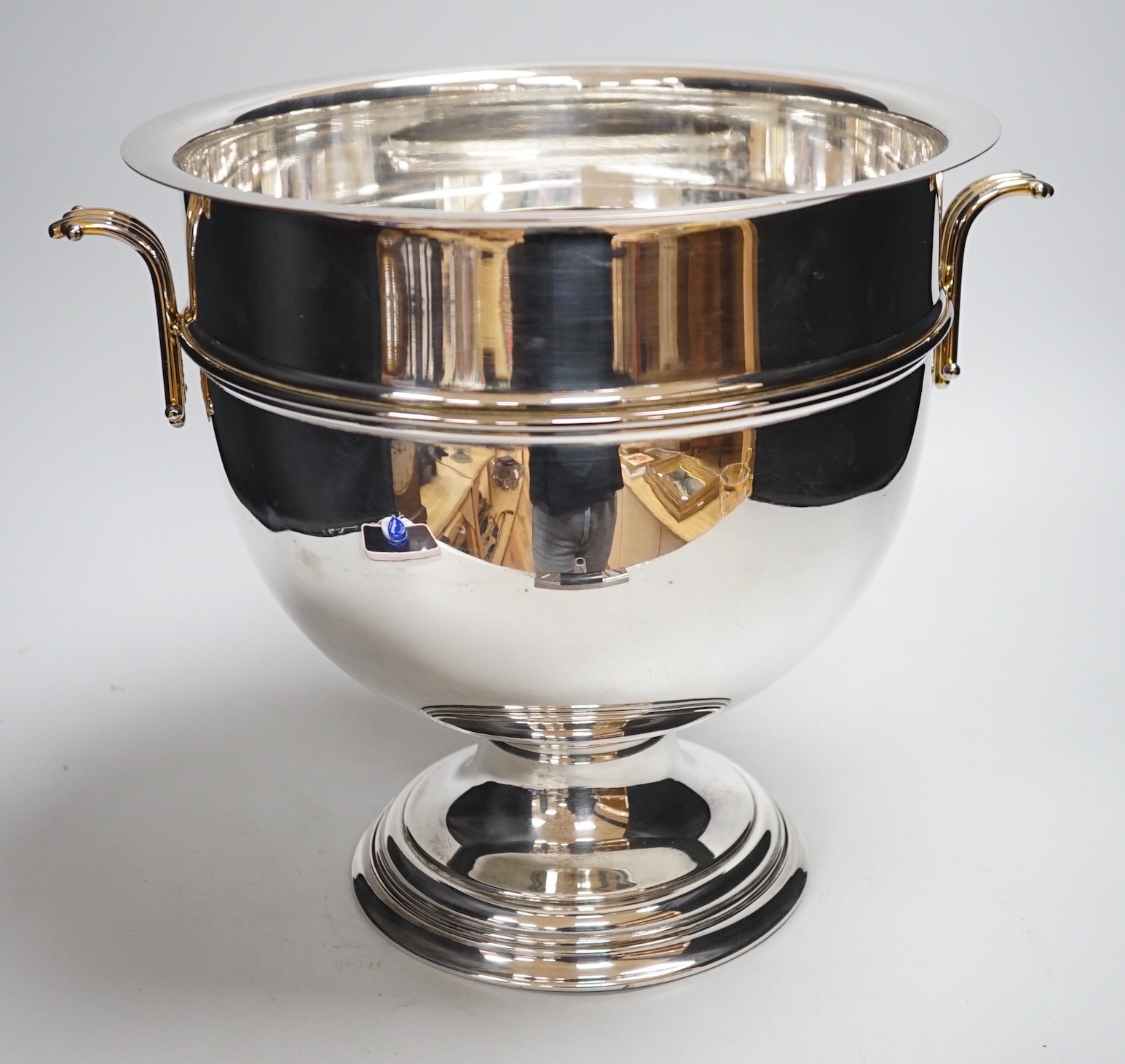 A large silver plated champagne ice bucket. 29cm tall